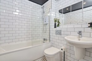 Hair dryer, towels - Homebird Property Ash Tree House (Leeds)