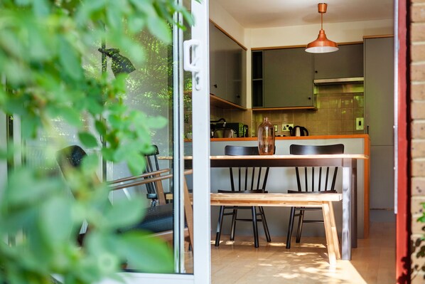 Apartment | Private kitchen | Fridge, microwave, oven, stovetop - The Wapping Villas (London)