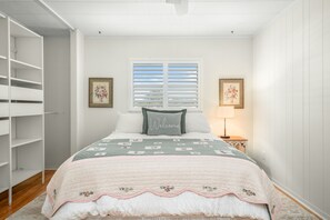 3 bedrooms, iron/ironing board, WiFi, bed sheets - Come enjoy beautiful Lake Isis Cottage.  (Avon Park)