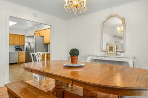 Dining - Come enjoy beautiful Lake Isis Cottage.  (Avon Park)