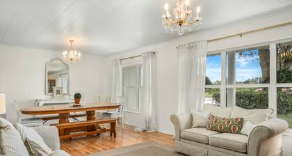 Come enjoy beautiful Lake Isis Cottage.