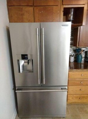 Interior - Quiet Georgia retreat for a large crew. (Macon)