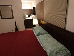 4 bedrooms - Quiet Georgia retreat for a large crew. (Macon)