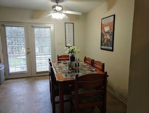 Dining - Quiet Georgia retreat for a large crew. (Macon)