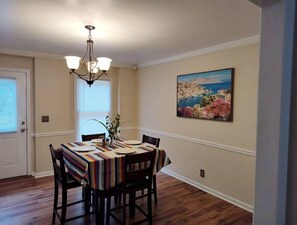 Dining - Quiet retreat (Macon)