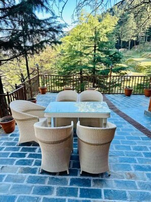 تناول الطعام بالخارج