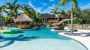 Utendørsbasseng og et oppvarmet basseng