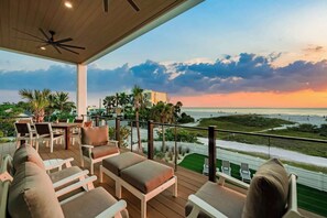 Outdoor dining - Beachfront Luxury - Resort Pool - Steps to Village (Siesta Key)