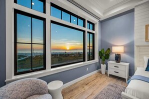 5 bedrooms, desk, iron/ironing board, free WiFi - Beachfront Luxury - Resort Pool - Steps to Village (Siesta Key)