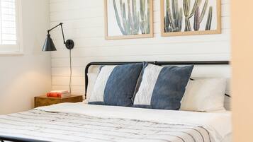 4 Schlafzimmer, Zimmersafe, Schreibtisch, Bügeleisen/Bügelbrett