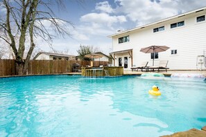 Outdoor pool - 10 Min to Downtown~Luxury Home w/ Pool, Outdoor TV (Austin)