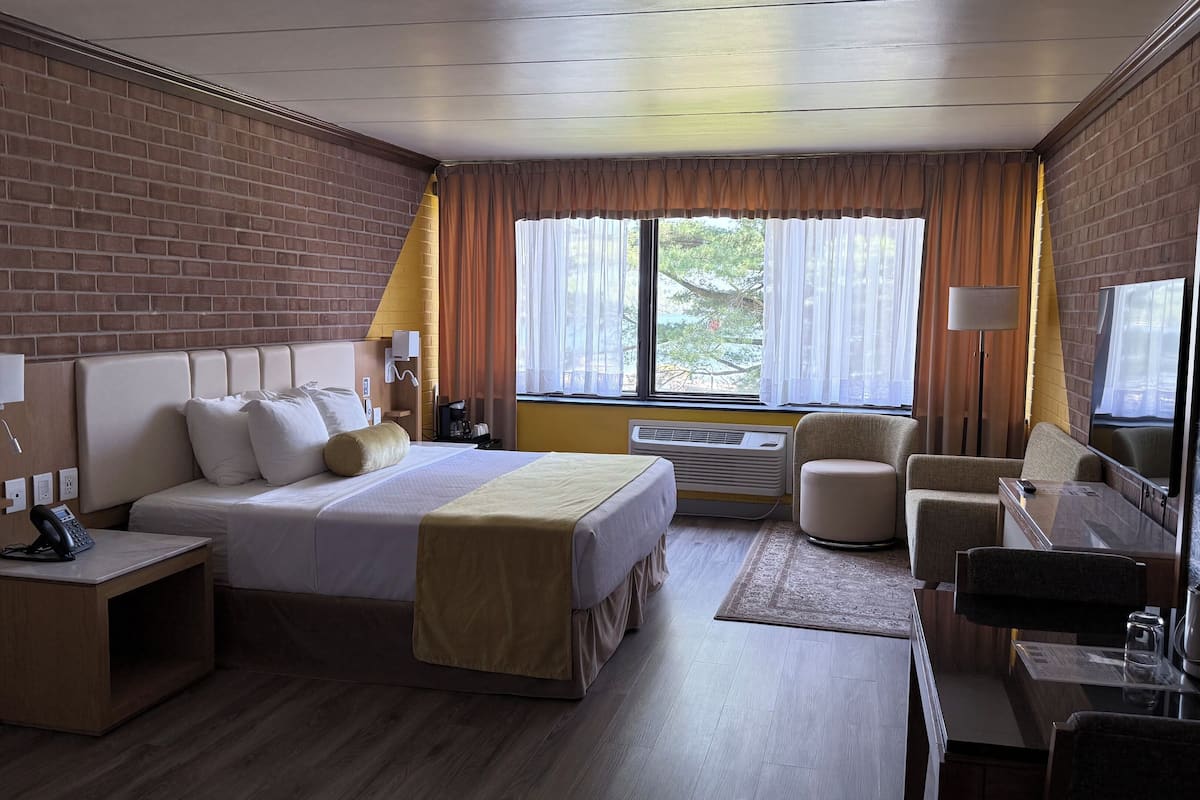 Lodge Junior Suite King | 1 bedroom, desk, free WiFi, bed sheets