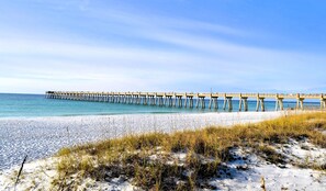 On the beach - Waterfront Living, STEPS to the BEACH, Sleeps 15! (Navarre)