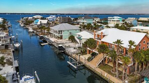 Marina - Waterfront Living, STEPS to the BEACH, Sleeps 15! (Navarre)