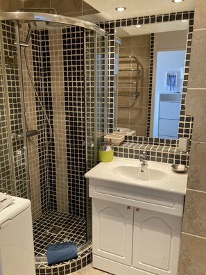 Shower, hair dryer, towels, soap - Appartement Tout Équipé, vue mer et Esterel. Climatisé, Piscine (Théoule-sur-Mer)
