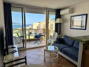 TV - Appartement Tout Équipé, vue mer et Esterel. Climatisé, Piscine (Théoule-sur-Mer)