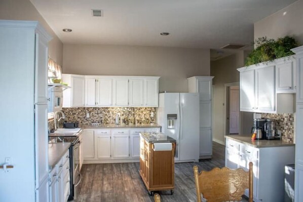 Private kitchen - North Valley Peacock Casita (Albuquerque)