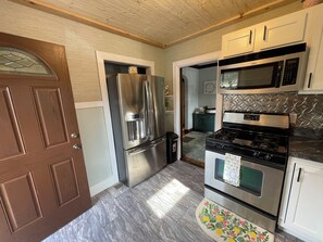 Jääkaappi, mikroaaltouuni, uuni, liesi