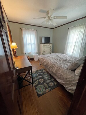 2 bedrooms, desk, iron/ironing board, free WiFi