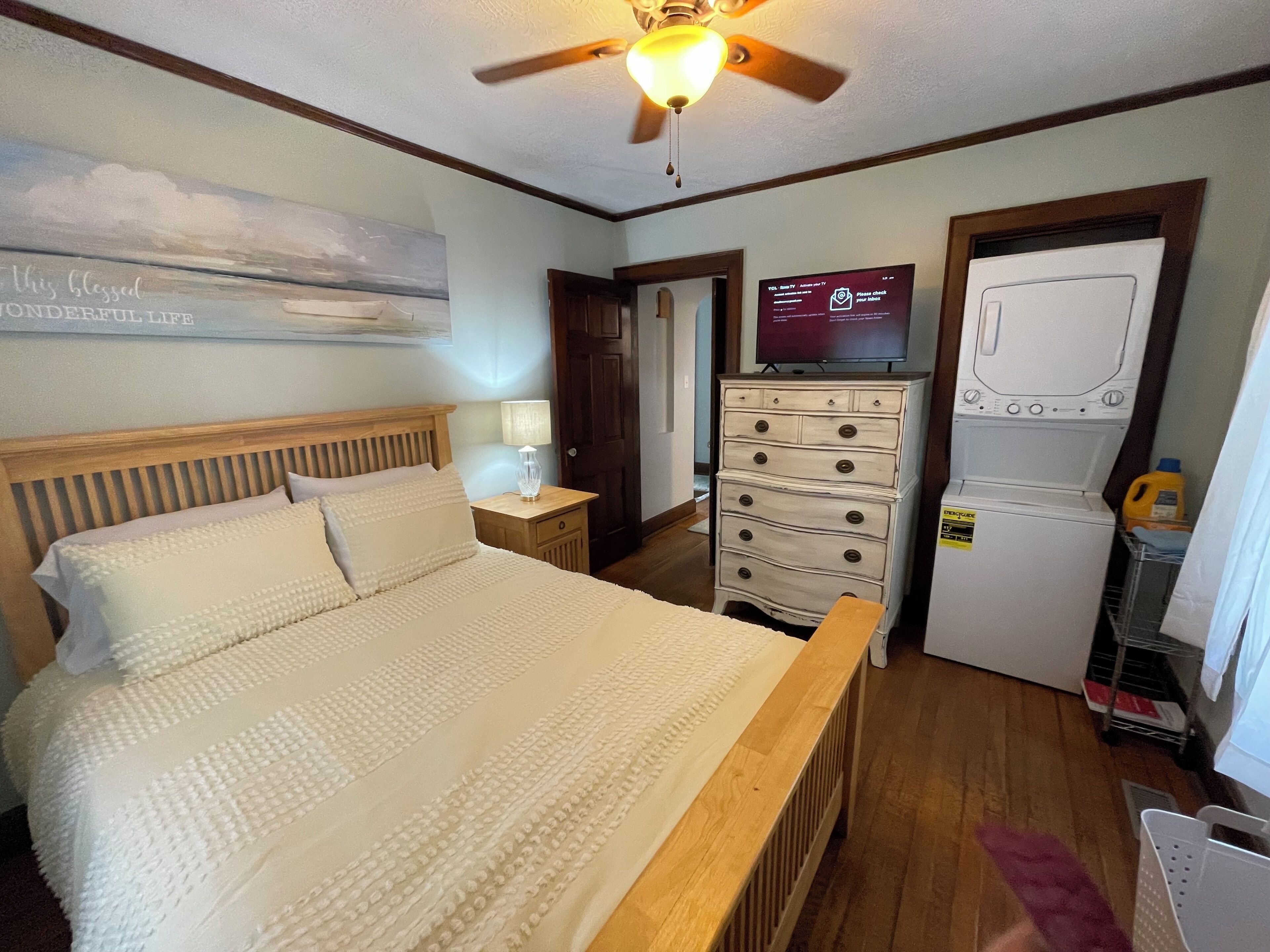 2 habitaciones, escritorio, tabla de planchar con plancha y wifi gratis 