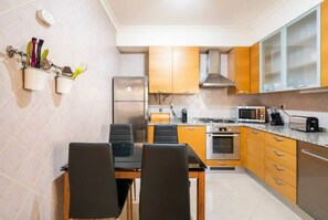 冷蔵庫、電子レンジ、オーブン、コンロ