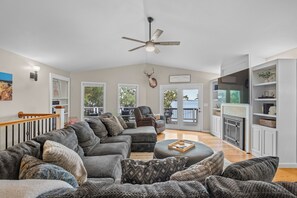 تلفزيون ذكي، مدفأة، كرة قدم الطاولة، كُتُب