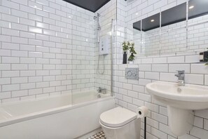 Hair dryer, towels - Homebird Property - The Willows (Leeds)