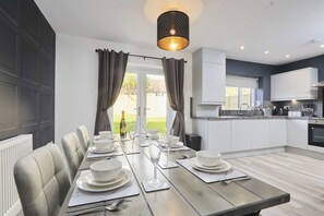 Dining - Homebird Property - The Willows (Leeds)