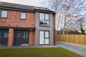 Exterior - Homebird Property - The Willows (Leeds)