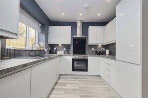 Fridge, microwave, oven, stovetop - Homebird Property - The Willows (Leeds)