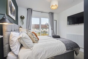 4 bedrooms, iron/ironing board, free WiFi, bed sheets - Homebird Property - The Willows (Leeds)