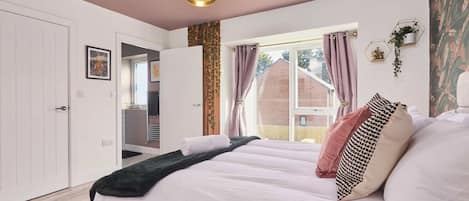 4 bedrooms, iron/ironing board, free WiFi, bed sheets