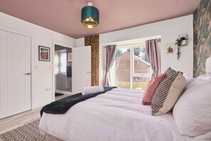 4 bedrooms, iron/ironing board, free WiFi, bed sheets - Homebird Property - The Willows (Leeds)