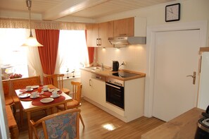 Kylskåp, mikrovågsugn, ugn och diskmaskin
