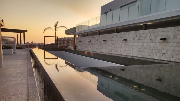 Kolam renang rooftop