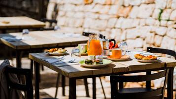 Free daily buffet breakfast