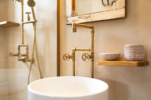Superior Quadruple Room | Bathroom | Free toiletries, hair dryer, bathrobes, slippers - Masseria Soluco (Monopoli)