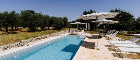 Kauden mukainen ulkouima-allas