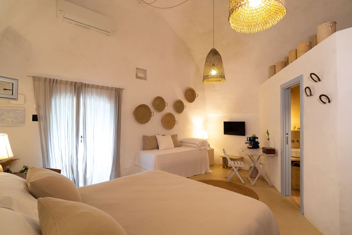 Classic Room | 1 bedroom, premium bedding, in-room safe, desk