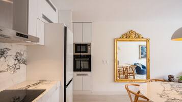 Fridge, oven, stovetop, coffee/tea maker