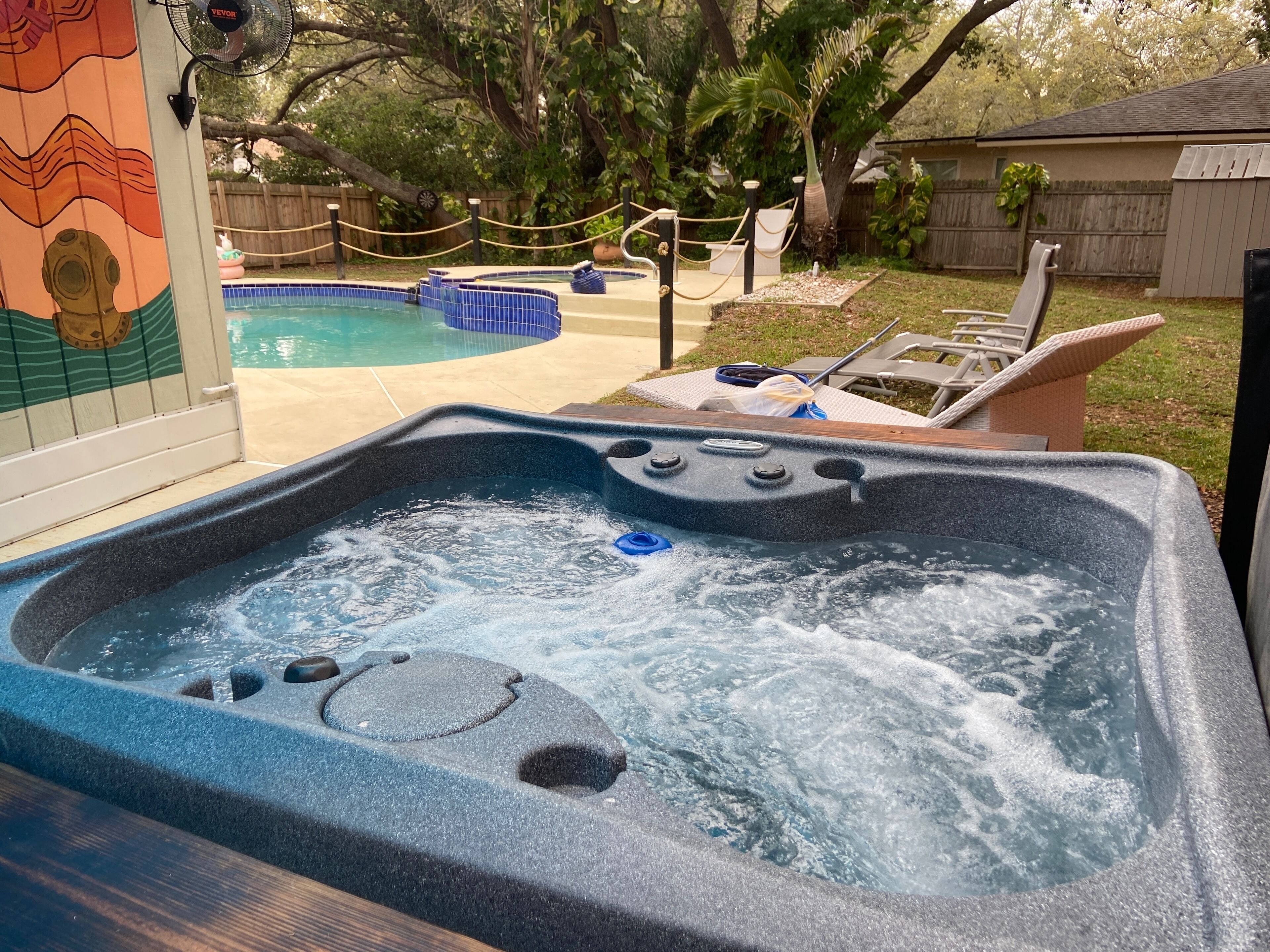 Una piscina al aire libre