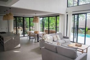 TV - Luna Villas (Santa Teresa Beach)