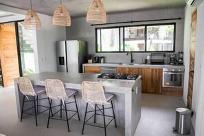 Fridge, microwave, oven, stovetop - Luna Villas (Santa Teresa Beach)
