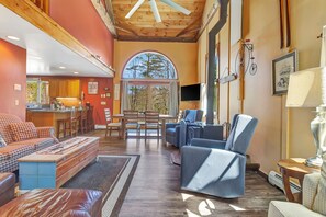 Una Smart TV, una chimenea