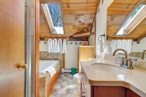 Shower, hair dryer, towels, soap - 6 min from Stratton, King beds, dogs OK, jacuzzi tub, wrap around deck! (Jamaica)