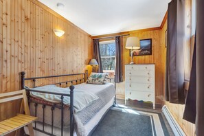 5 bedrooms, WiFi, bed sheets - 6 min from Stratton, King beds, dogs OK, jacuzzi tub, wrap around deck! (Jamaica)