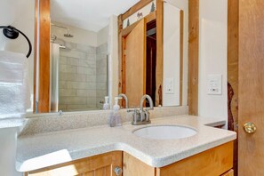 Een douche, een haardroger, handdoeken, zeep