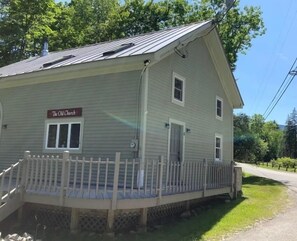Exterior - 6 min from Stratton, King beds, dogs OK, jacuzzi tub, wrap around deck! (Jamaica)