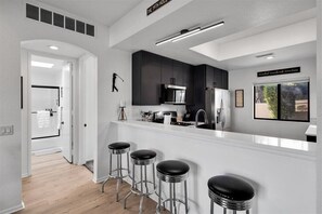 Réfrigérateur, micro-ondes, four, plaque de cuisson