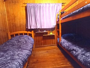 4 bedrooms, WiFi, bed sheets - Hostal Lila, Casa Entera por 8+ Con Jardin y Estacionamiento (Valdivia)